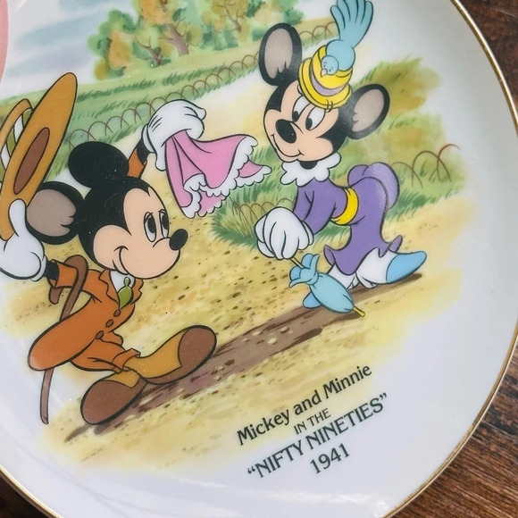 Disneyland Collector Plate - Mickey and Minnie in the Nifty Nineties 1941 - Picture 4 of 4